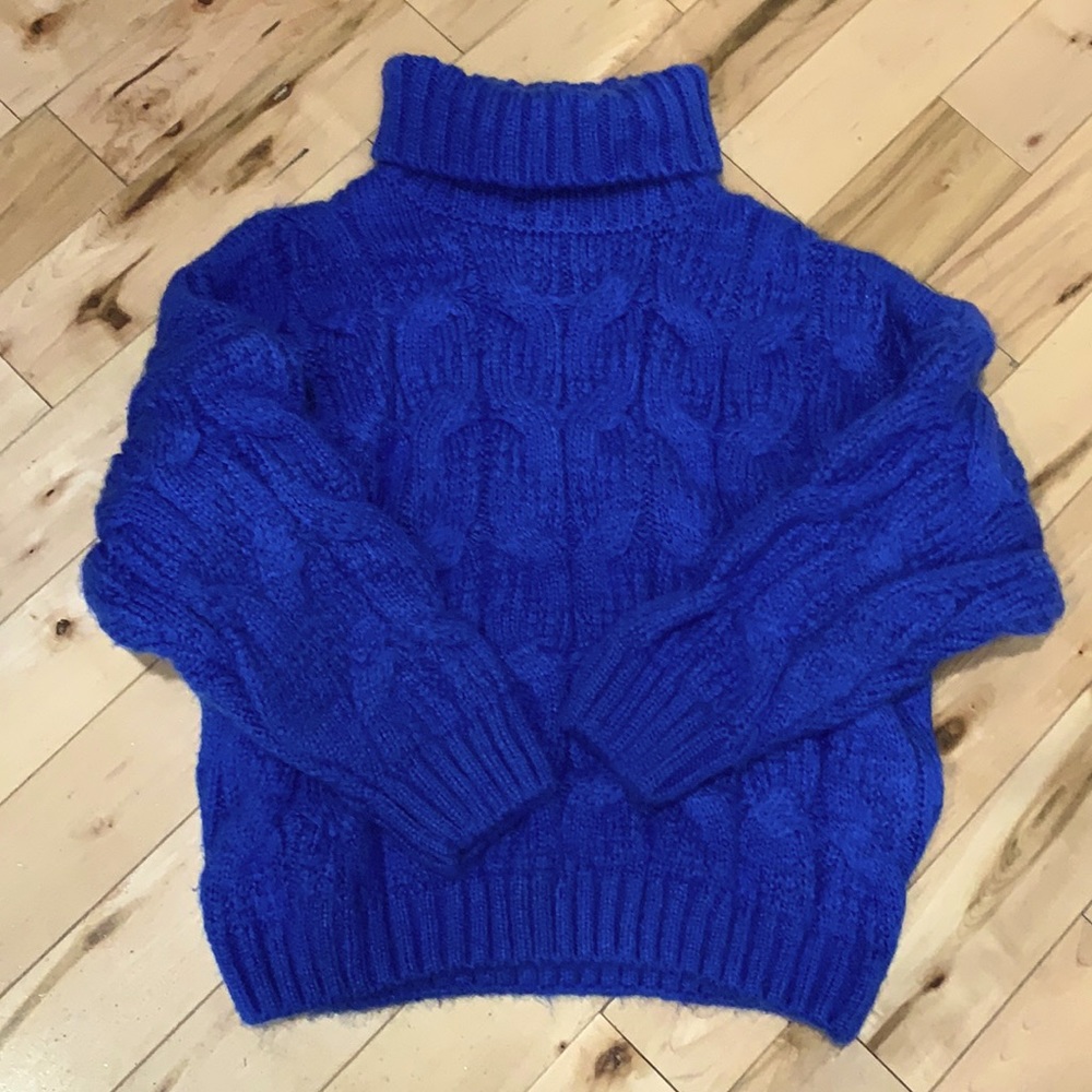 FINAL MARKDOWN: Chunky cropped cable knit sweater